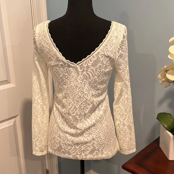 White House Black Market lace top. Size XS. Scoop neck, V back. Never worn. - Picture 3 of 3